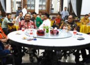 Penguatan Silaturahmi sebagai Kunci Pembangunan Dalam sambutannya, Bupati Anom menyebutkan bahwa para tokoh yang hadir merupakan representasi sekaligus barometer kondisi Kabupaten Pemalang. Ia menekankan bahwa setelah lebih dari satu tahun memimpin bersama Wakil Bupati, kebersamaan yang solid menjadi syarat mutlak untuk menjalankan amanat rakyat. “Keberhasilan Pemalang ada di tangan kita semua. Ke depan, kita harus terus memperkuat silaturahmi, kerja sama, dan menjalankan amanat rakyat dengan penuh tanggung jawab,” tegas Bupati. Keterbukaan terhadap Kritik Lebih lanjut, Bupati menyatakan komitmennya untuk tetap membuka ruang komunikasi seluas-luasnya dengan partai politik. Ia mengaku siap menerima masukan maupun kritik yang konstruktif guna memperbaiki kinerja pemerintahan di masa mendatang. Senada dengan hal tersebut, Kepala Kesbangpol Kabupaten Pemalang, Joko Ngatmo, melaporkan bahwa momentum pasca-lebaran ini menjadi wadah bagi seluruh elemen pemerintahan untuk saling memaafkan dan mencairkan sekat-sekat komunikasi yang mungkin terjadi selama berinteraksi di lingkungan pemerintahan. Dukungan dari Parlemen Sinyal positif juga datang dari pihak legislatif. Perwakilan Partai Golkar, Nur Azmi Wicaksono, menyatakan bahwa partai politik yang ada di parlemen siap mengawal dan menyelaraskan program pemerintah daerah. “Kami dari partai politik siap bersinergi dan menyinkronkan program agar selaras demi kemajuan Pemalang,” ujar Nur Azmi. Acara ini dihadiri oleh jajaran Tim Penggerak PKK, para Asisten Sekda, sejumlah Kepala OPD, serta Ketua dan Sekretaris partai politik yang memiliki kursi di DPRD Kabupaten Pemalang.