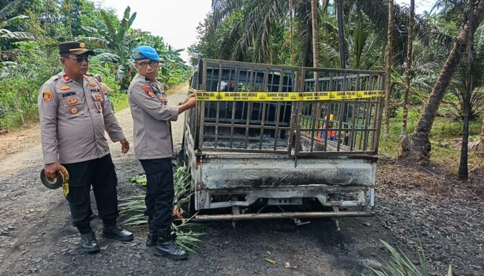 Kapolsek Rantau Rasau Sigap Tangani TKP Kebakaran 1 Unit Mobil Di Jalan Lintas Desa Tri Mulya