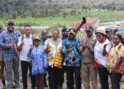 Langkah Konkret Peningkatan Kesehatan: Bupati Yudas Tebai Tinjau Langsung Pengukuran Tanah Pembangunan RSUD Dogiyai Tipe C