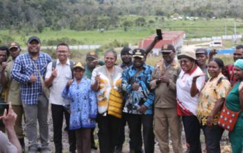 Langkah Konkret Peningkatan Kesehatan: Bupati Yudas Tebai Tinjau Langsung Pengukuran Tanah Pembangunan RSUD Dogiyai Tipe C