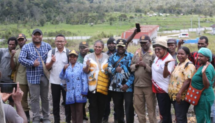 Langkah Konkret Peningkatan Kesehatan: Bupati Yudas Tebai Tinjau Langsung Pengukuran Tanah Pembangunan RSUD Dogiyai Tipe C