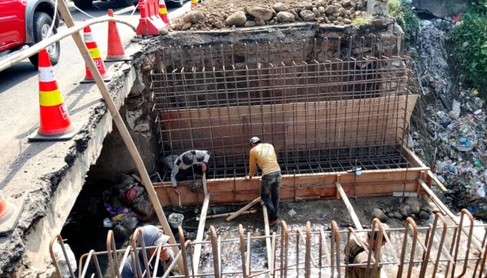 Dinas PUPR Kota Semarang Dan PT PRABA MAS HILL Mulai Pembongkaran Jembata DI Jalan Simongan, Rencana Sudah Disiapkan Jauh -Jauh Hari