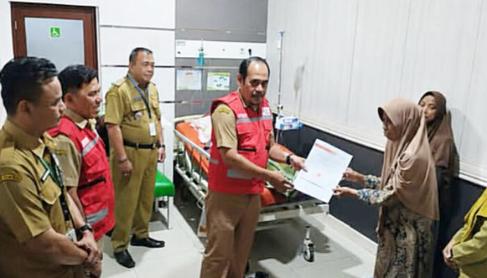 Camat Petarukan Serahkan Bantuan PMI untuk Korban Tersambar Petir di RS Siaga Medika