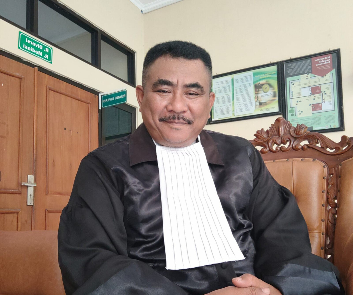 Praktisi Hukum Dr. Imam Subiyanto memberikan keterangan terkait polemik infak sekolah.