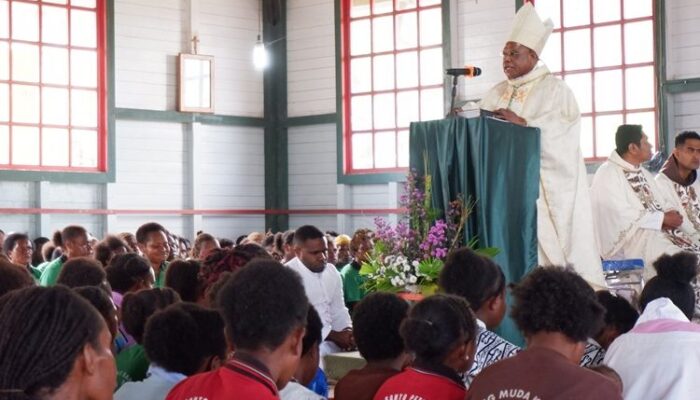 OMK ADALAH KEKUATAN GEREJA, USKUP TIMIKA AJAK KAUM MUDA TEMUKAN JATI DIRI DAN PANGGILAN HIDUP