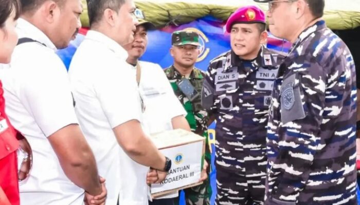 Wujud Nyata TNI AL Bersama Rakyat, Komandan Kodaeral III Rangkul Korban Kebakaran Kemayoran