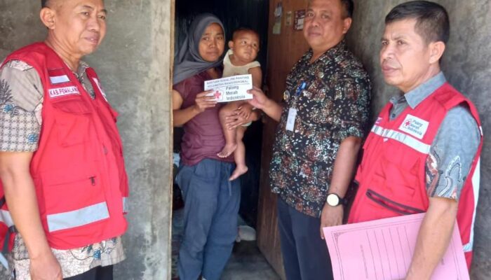 PMI dan Camat Randudongkal Salurkan Bantuan untuk Keluarga Korban Tenggelam di Desa Mangli