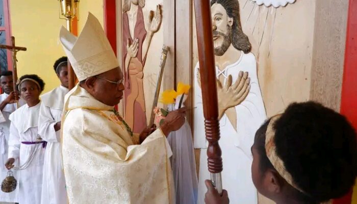 USKUP TIMIKA RESMIKAN GEREJA BARU PAROKI SANTO YOHANES PEMANDI UGAPUGA, TANDAI SYUKUR 75 TAHUN PEWARTAAN IMAN