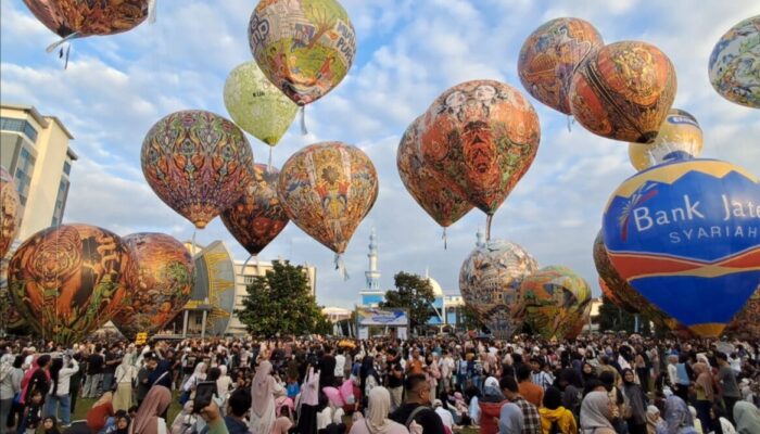 Langit Purwokerto Penuh Warna dengan Munculnya 31 Balon Udara Raksasa Meriahkan Milad ke 61 UMP Sedot Ribuan Warga