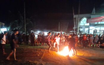 Pertandingan Panas Tradisi Sepak Bola Api Dikawal Polsek Purwokerto Barat