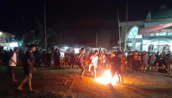 Pertandingan Panas Tradisi Sepak Bola Api Dikawal Polsek Purwokerto Barat