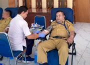 Camat Petarukan Muhibin saat melakukan donor darah ke-58 kali di Pendopo Kecamatan