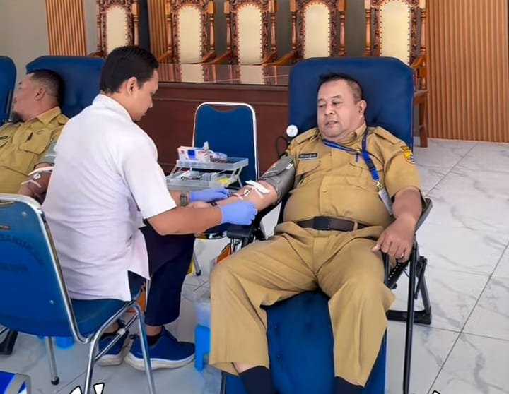 Camat Petarukan Muhibin saat melakukan donor darah ke-58 kali di Pendopo Kecamatan
