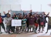 Seorang Guru Muda Buka Sekolah Mandiri untuk Orang Dewasa di Pedalaman Papua