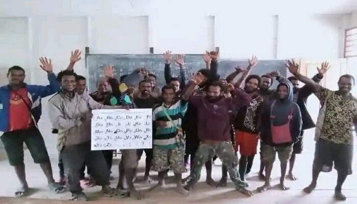 Seorang Guru Muda Buka Sekolah Mandiri untuk Orang Dewasa di Pedalaman Papua