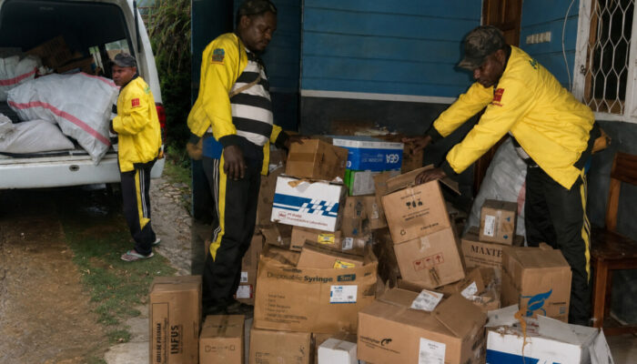 TIM PKM TIMEPA TUNTASKAN DISTRIBUSI OBAT KE PUSTU MEGAIKEBO DAN PUSTU ADAUWO HINGGA MALAM HARI