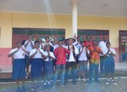 Anak-anak SMP YPPK Emanuel Mapurujaya foto bersama pada guru di SMP YPPK Emanuel Mapurujaya. (Dok. Asrama Emanuel)