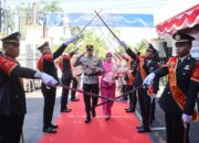Tradisi Pedang Pora Sambut Kombes Pol Yovan Fatika Kapolresta Cilacap yang Baru