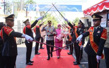 Tradisi Pedang Pora Sambut Kombes Pol Yovan Fatika Kapolresta Cilacap yang Baru