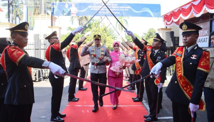 Tradisi Pedang Pora Sambut Kombes Pol Yovan Fatika Kapolresta Cilacap yang Baru
