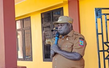 Apel Gabungan Pemkab Dogiyai, Bupati Yudas Tebai Soroti Disiplin ASN dan Masa Depan Honorer