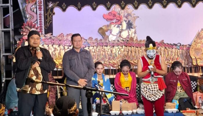 Resapi Lakon ‘Semar Mbangun Padepokan’, Camat Arif Senoaji Ingatkan Esensi Pelayanan Publik di Nyalembeng