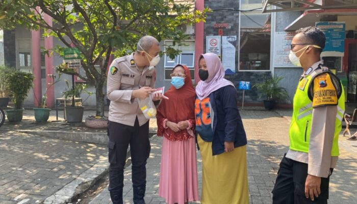 Peduli Kesehatan Masyarakat Dokkes Polres Purbalingga Antar Jemput Pasien TB Paru ke Puskesmas