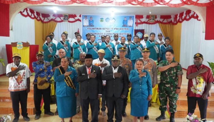 Ny. Maria Frederika Keiya Tebai Resmi Lantik Ketua TP-PKK Distrik dan Bunda PAUD se-Dogiyai
