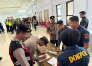 KAPOLRES TANJAB TIMUR PIMPIN APEL DAN AWASI LANGSUNG PELAKSANAAN TES URINE SELURUH PERSONEL