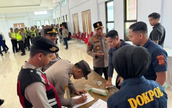 KAPOLRES TANJAB TIMUR PIMPIN APEL DAN AWASI LANGSUNG PELAKSANAAN TES URINE SELURUH PERSONEL