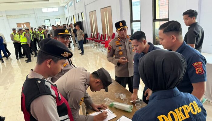 KAPOLRES TANJAB TIMUR PIMPIN APEL DAN AWASI LANGSUNG PELAKSANAAN TES URINE SELURUH PERSONEL