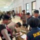 KAPOLRES TANJAB TIMUR PIMPIN APEL DAN AWASI LANGSUNG PELAKSANAAN TES URINE SELURUH PERSONEL