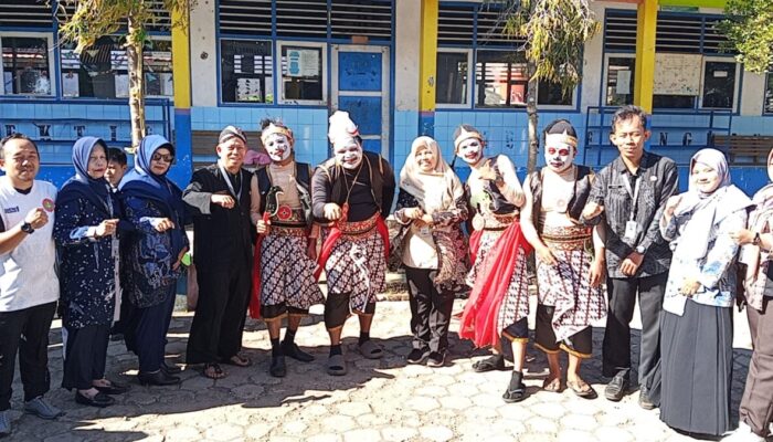 Perdana dalam Peringatan HAN! Camat Pulosari Nyamar Jadi Semar, Bikin Anak-Anak 5 Desa Heboh
