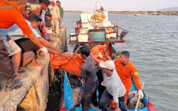 Basarnas Cilacap Evakuasi ABK Kapal Nelayan Pendi Jaya yang Terbalik Dihantam Gelombang di Perairan Teluk Penyu Tujuh Selamat Dua Tewas