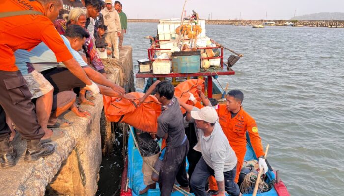Basarnas Cilacap Evakuasi ABK Kapal Nelayan Pendi Jaya yang Terbalik Dihantam Gelombang di Perairan Teluk Penyu Tujuh Selamat Dua Tewas