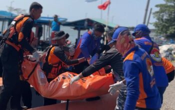 Dikabarkan Hilang Pria di Cilacap Ditemukan Meninggal di Laut Tim SAR Gabungan Evakuasi Korban