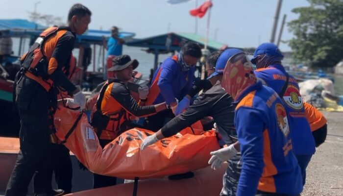 Dikabarkan Hilang Pria di Cilacap Ditemukan Meninggal di Laut Tim SAR Gabungan Evakuasi Korban