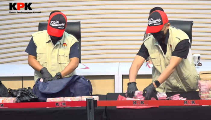 Terjaring OTT Rp2,7 Miliar, Bupati Pemalang dan Staf KPK Jadi Tersangka