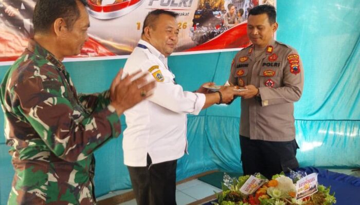 Perkuat Tiga Pilar, Pemerintah Kecamatan Petarukan Boyong Tumpeng dan Kue Ulang Tahun ke Mapolsek