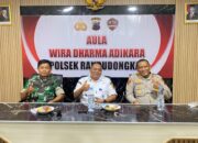 Momen Hangat Hari Bhayangkara, Camat dan Danramil Randudongkal Beri Kejutan di Mapolsek