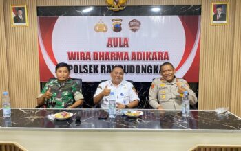 Momen Hangat Hari Bhayangkara, Camat dan Danramil Randudongkal Beri Kejutan di Mapolsek