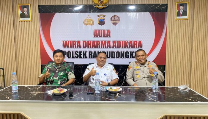 Momen Hangat Hari Bhayangkara, Camat dan Danramil Randudongkal Beri Kejutan di Mapolsek