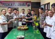 Beri Kejutan Tumpeng, Camat Pulosari Arif Senoaji Sampaikan Selamat Hari Bhayangkara ke-80
