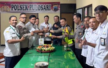 Beri Kejutan Tumpeng, Camat Pulosari Arif Senoaji Sampaikan Selamat Hari Bhayangkara ke-80