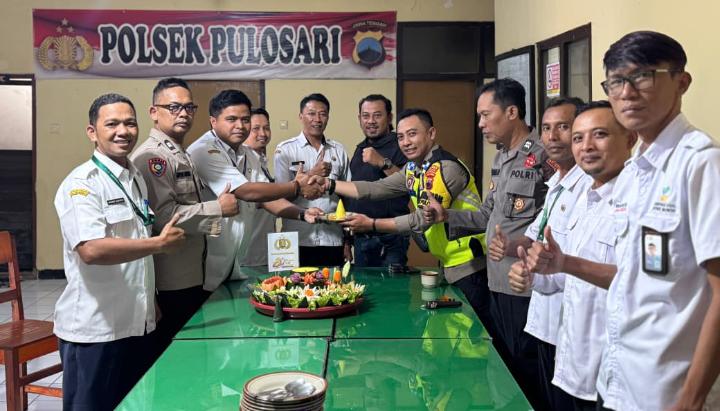 Beri Kejutan Tumpeng, Camat Pulosari Arif Senoaji Sampaikan Selamat Hari Bhayangkara ke-80