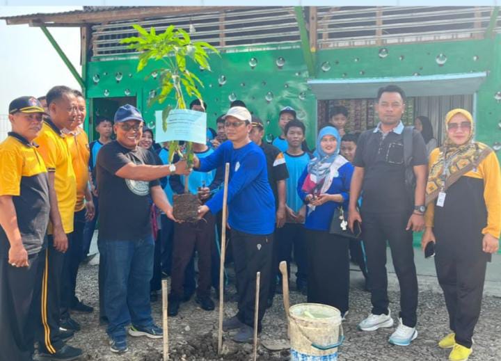 Tumbuhkan Kesadaran Ekologis Siswa, Kecamatan Comal Gelar Aksi Korve dan Penghijauan di SMPN 3