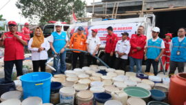 Penyerahan bantuan 200 tangki air bersih secara simbolis dari PLN kepada Pemkab dan PMI Pemalang di Dusun Silongok untuk warga terdampak kekeringan.