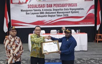 Bupati Yudas Tebai Terima Piagam Penghargaan: Arsip ASN Dogiyai Peringkat 5 Besar se-Kanreg IX BKN Jayapura