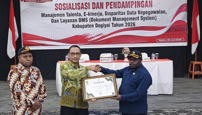 Bupati Yudas Tebai Terima Piagam Penghargaan: Arsip ASN Dogiyai Peringkat 5 Besar se-Kanreg IX BKN Jayapura