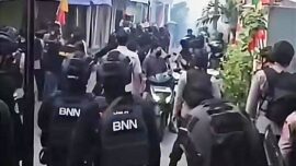 Penggerebekan Sarang Narkoba Kampung Bahari Memanas, Ratusan Polisi Dihadang Warga